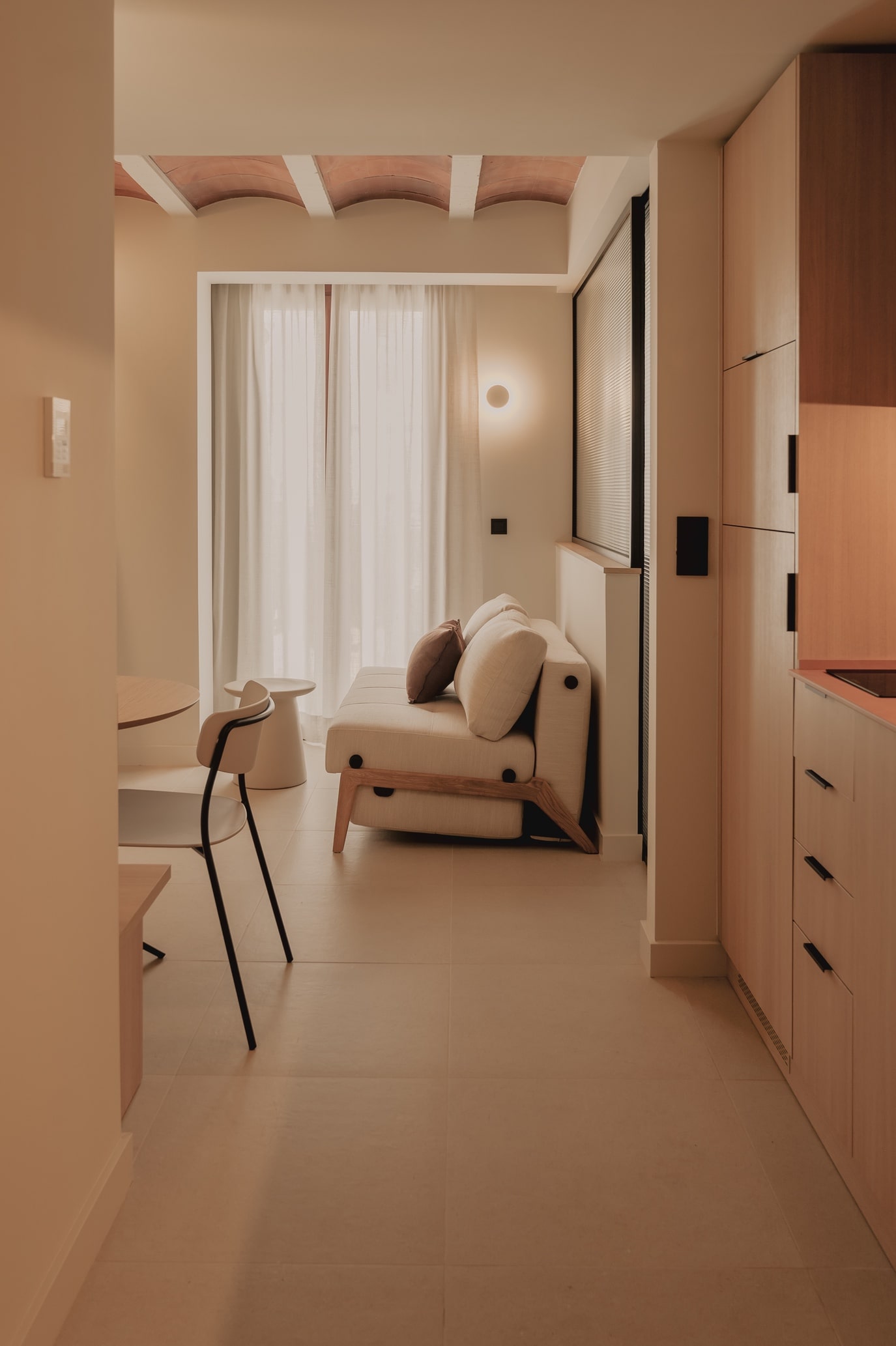 Entrada Pau Suites de Proyecto de interiorismo y decoración de Blanco Pimienta 