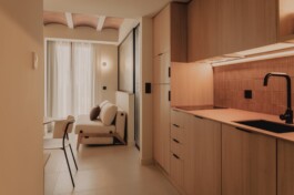 Pau Suites vista cocina. Proyecto de interiorismo y decoración de Blanco Pimienta 