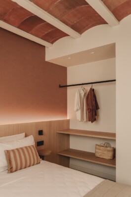 Pau Suites vista habitación. Proyecto de interiorismo y decoración de Blanco Pimienta 