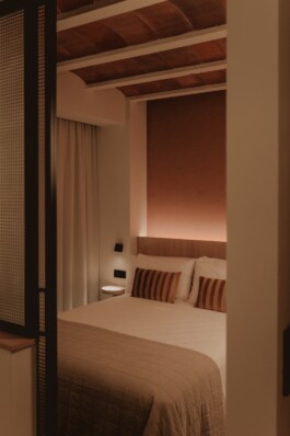 Pau Suites detalle vista cama de habitación. Proyecto de interiorismo y decoración de Blanco Pimienta 