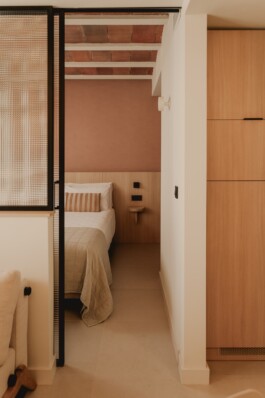 Pau Suites. Entrada a la habitación. Proyecto de interiorismo y decoración de Blanco Pimienta 