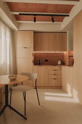 Pau Suites. Vista de la zon de cocina. Proyecto de interiorismo y decoración de Blanco Pimienta 