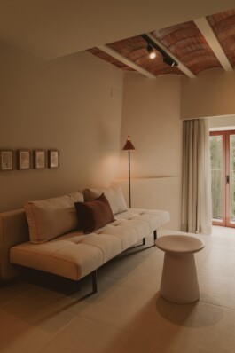 Pau Suites. Vista de la sala de estar. Proyecto de interiorismo y decoración de Blanco Pimienta 