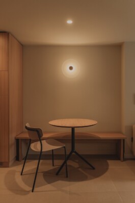 Pau Suites. Detalle iluminación de la mesa de comedor. Proyecto de interiorismo y decoración de Blanco Pimienta 
