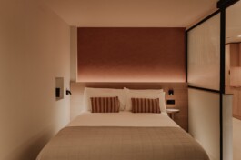 Pau Suites. Vista frontal de la cama de la habitación. Proyecto de interiorismo y decoración de Blanco Pimienta 