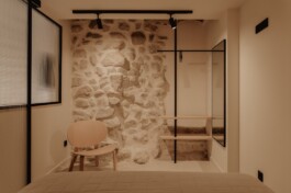 Pau Suites. Vista del ropero de la habitación. Proyecto de interiorismo y decoración de Blanco Pimienta 