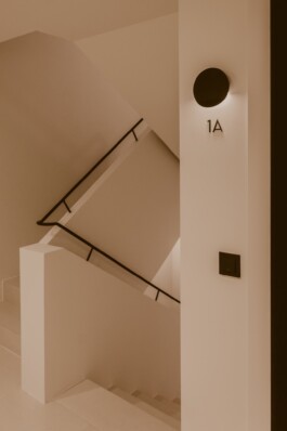 Pau Suites. Accesos por escalera. Proyecto de interiorismo y decoración de Blanco Pimienta 