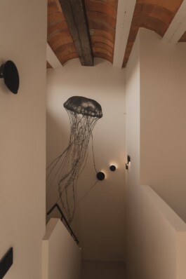 Pau Suites. Detalle subida por las escaleras. Proyecto de interiorismo y decoración de Blanco Pimienta 