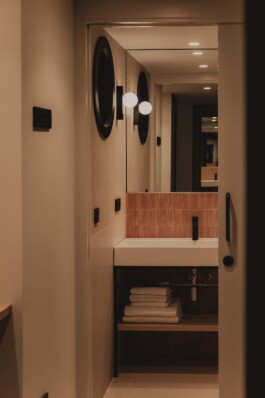 Pau Suites. Detalle iluminación del espejo del baño. Proyecto de interiorismo y decoración de Blanco Pimienta 