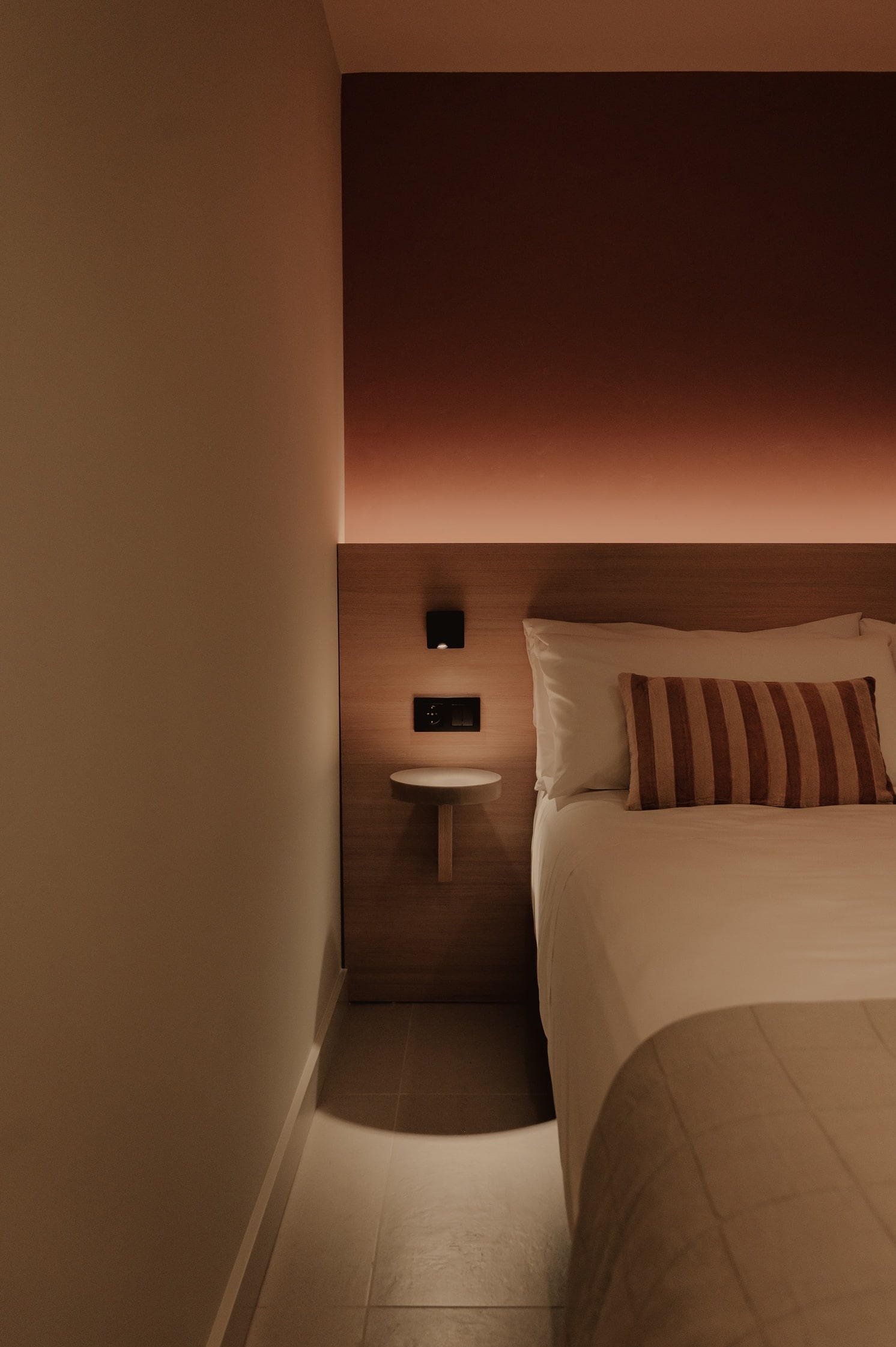 Pau Suites. Iluminación de la habitación. Proyecto de interiorismo y decoración de Blanco Pimienta 