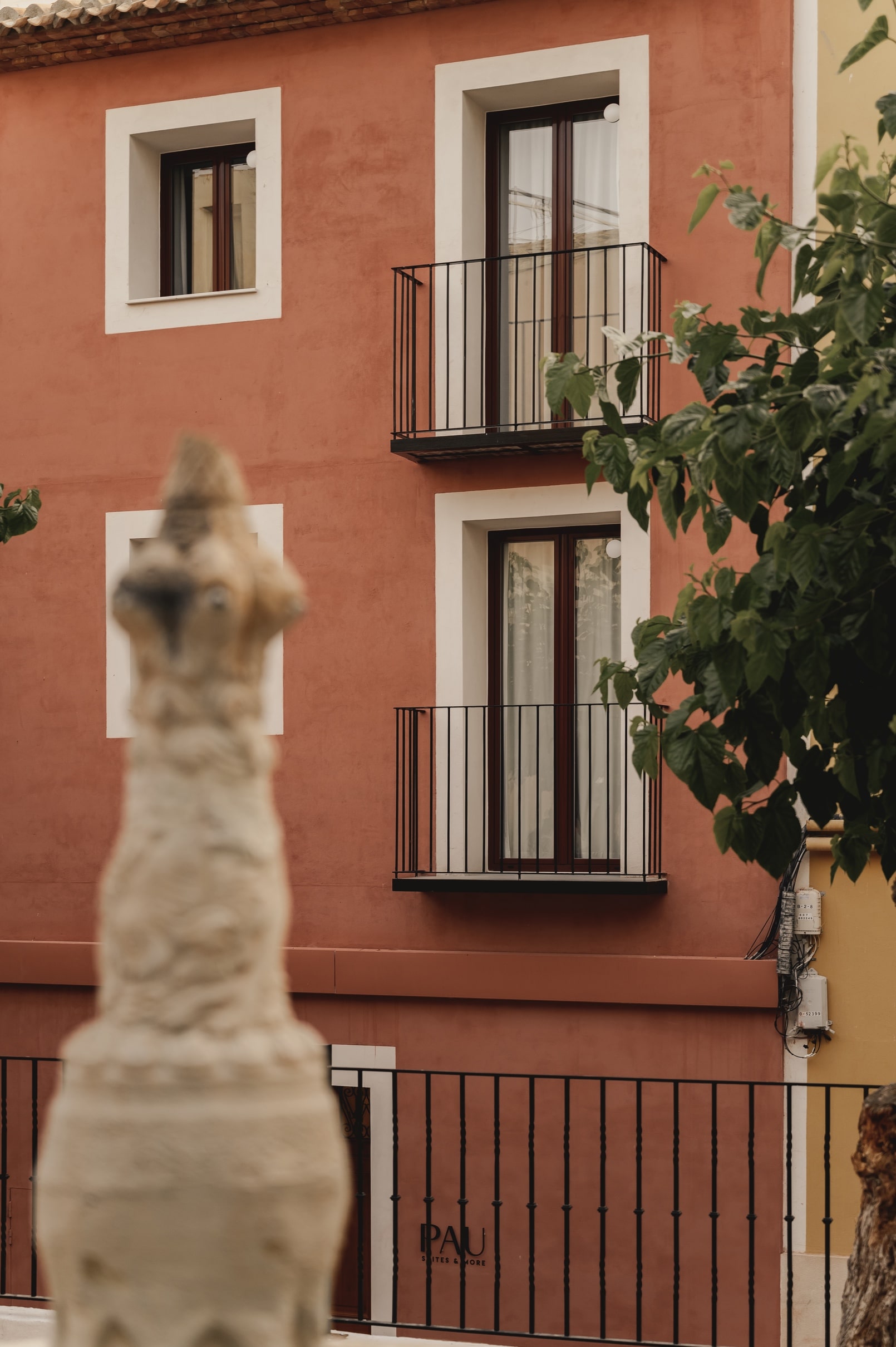 Pau Suites. Vista de la fachada del edificio. Proyecto de interiorismo y decoración de Blanco Pimienta 