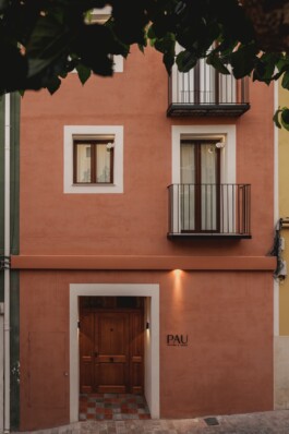 Pau Suites. Fachada de la entrada. Proyecto de interiorismo y decoración de Blanco Pimienta 
