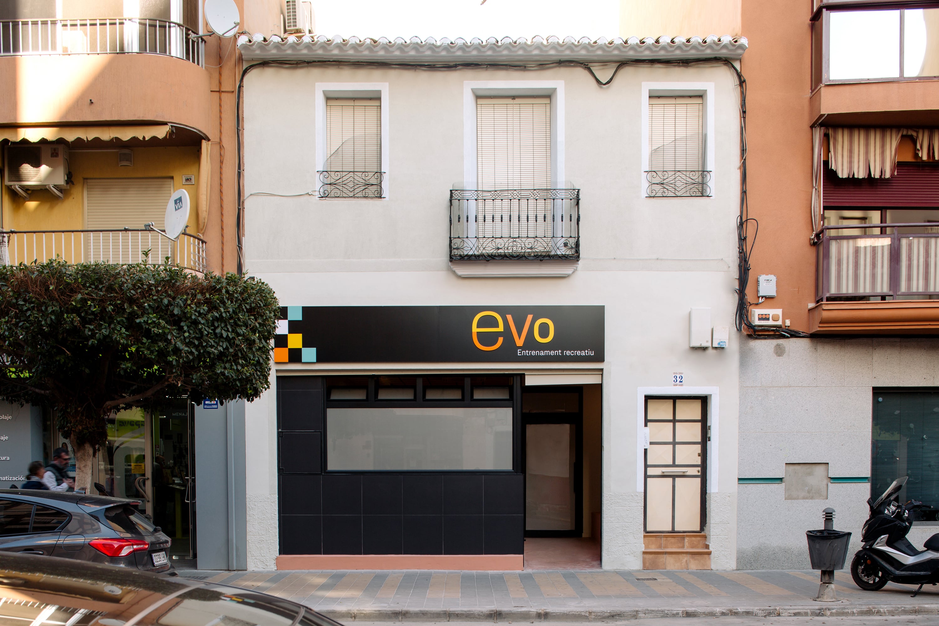EVO Entrenament Recreatiu. Fachada y entrada al espacio EVO. Interiorismo y decoración de Blanco Pimienta. 
