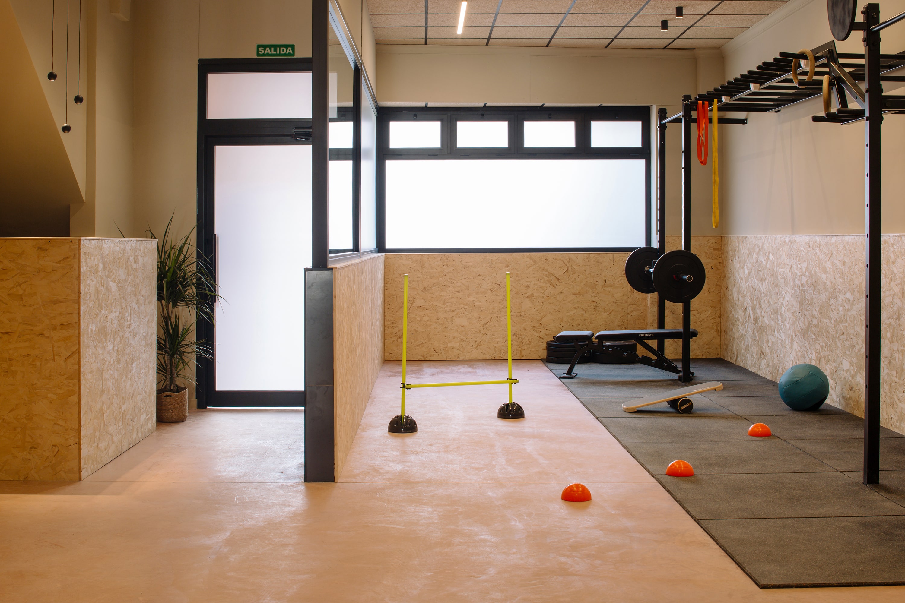 EVO Entrenament Recreatiu. Vista general del espacio. Interiorismo y decoración de Blanco Pimienta. 