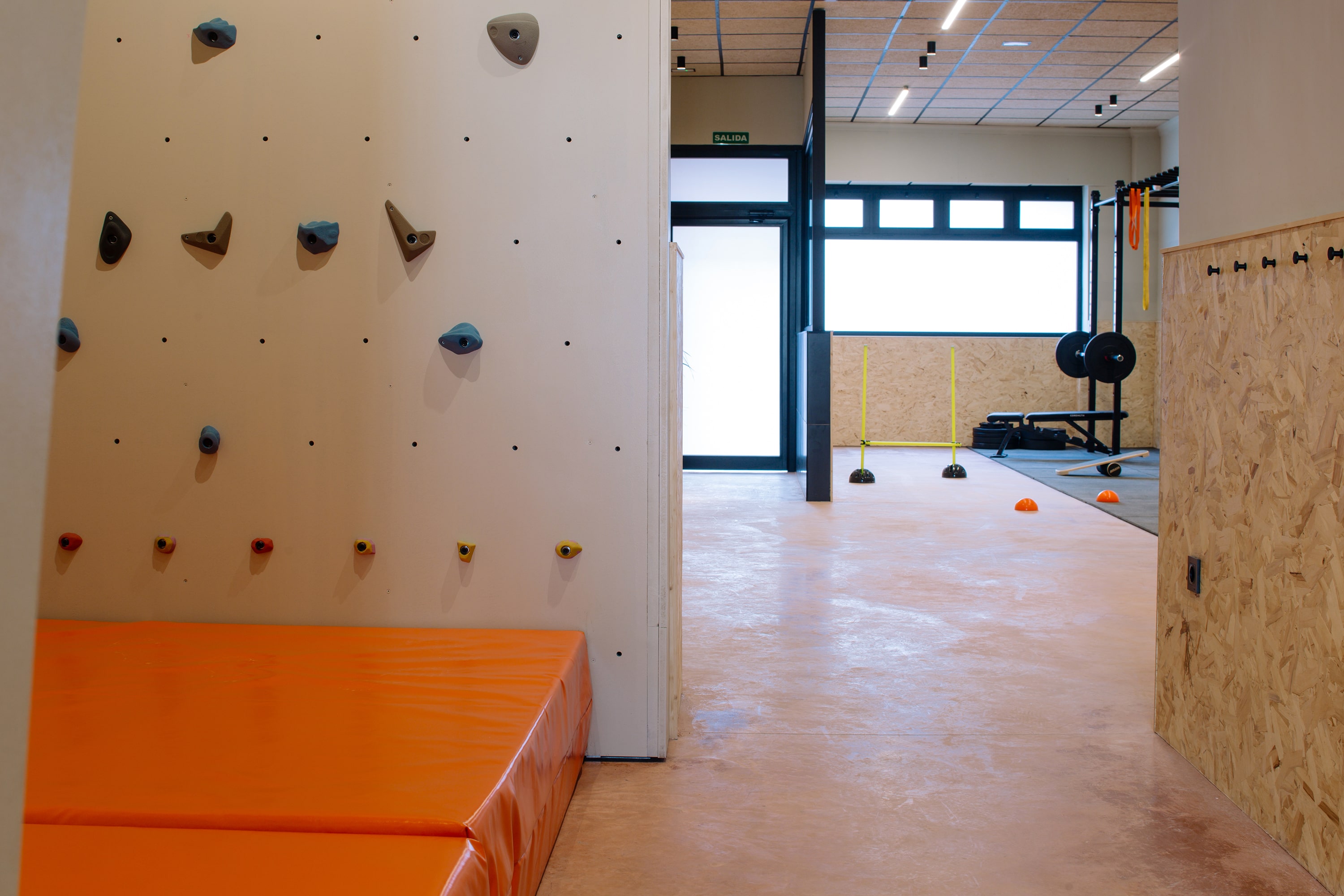 EVO Entrenament Recreatiu. Vista desde la pared de escalada. Interiorismo y decoración de Blanco Pimienta. 