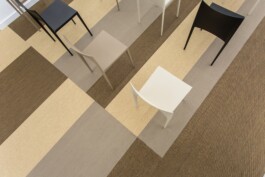 Sala Kilómetro Lanzado. Detalle sillas y suelo. Interiorismo y decoración de Blanco Pimienta 