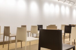 Sala Kilómetro Lanzado. Detalle fila sillas. Interiorismo y decoración de Blanco Pimienta 