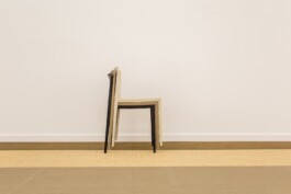 Sala Kilómetro Lanzado. Sillas apiladas. Interiorismo y decoración de Blanco Pimienta 