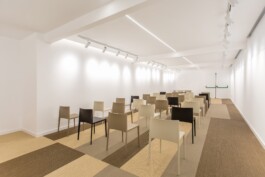 Sala Kilómetro Lanzado. Sillas dispuestas en formato aula. Interiorismo y decoración de Blanco Pimienta 