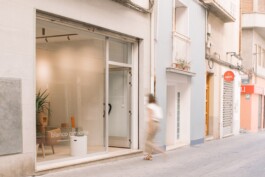 Persona en movimiento accediendo al estudio de Blanco Pimienta