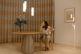 Paloma sentada en una silla de su estudio