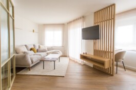 Proyecto Paz. Vista salón espacio TV. Interiorismo y decoración de Blanco Pimienta. 