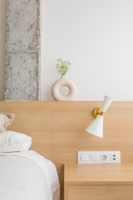 Proyecto Paz. Vista detalle cabecero cama. Interiorismo y decoración de Blanco Pimienta. 