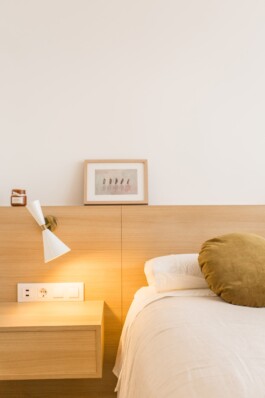 Proyecto Paz. Vista detalle izquierdo cama. Interiorismo y decoración de Blanco Pimienta. 