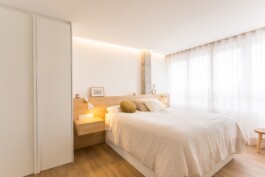 Proyecto Paz. Vista habitación con armario. Interiorismo y decoración de Blanco Pimienta. 