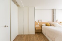 Proyecto Paz. Vista del espacio vestidor de la habitación. Interiorismo y decoración de Blanco Pimienta. 