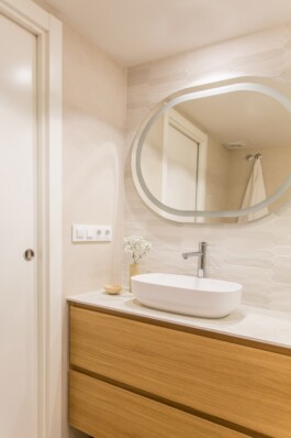 Proyecto Paz. Vista espacio baño espejo. Interiorismo y decoración de Blanco Pimienta. 