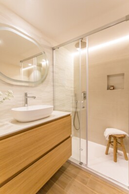 Proyecto Paz. Vista del baño con ducha. Interiorismo y decoración de Blanco Pimienta. 