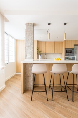 Proyecto Paz. Vista general cocina y barra. Interiorismo y decoración de Blanco Pimienta. 