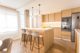 Proyecto Paz. Vista general espacio cocina y barra. Interiorismo y decoración de Blanco Pimienta. 