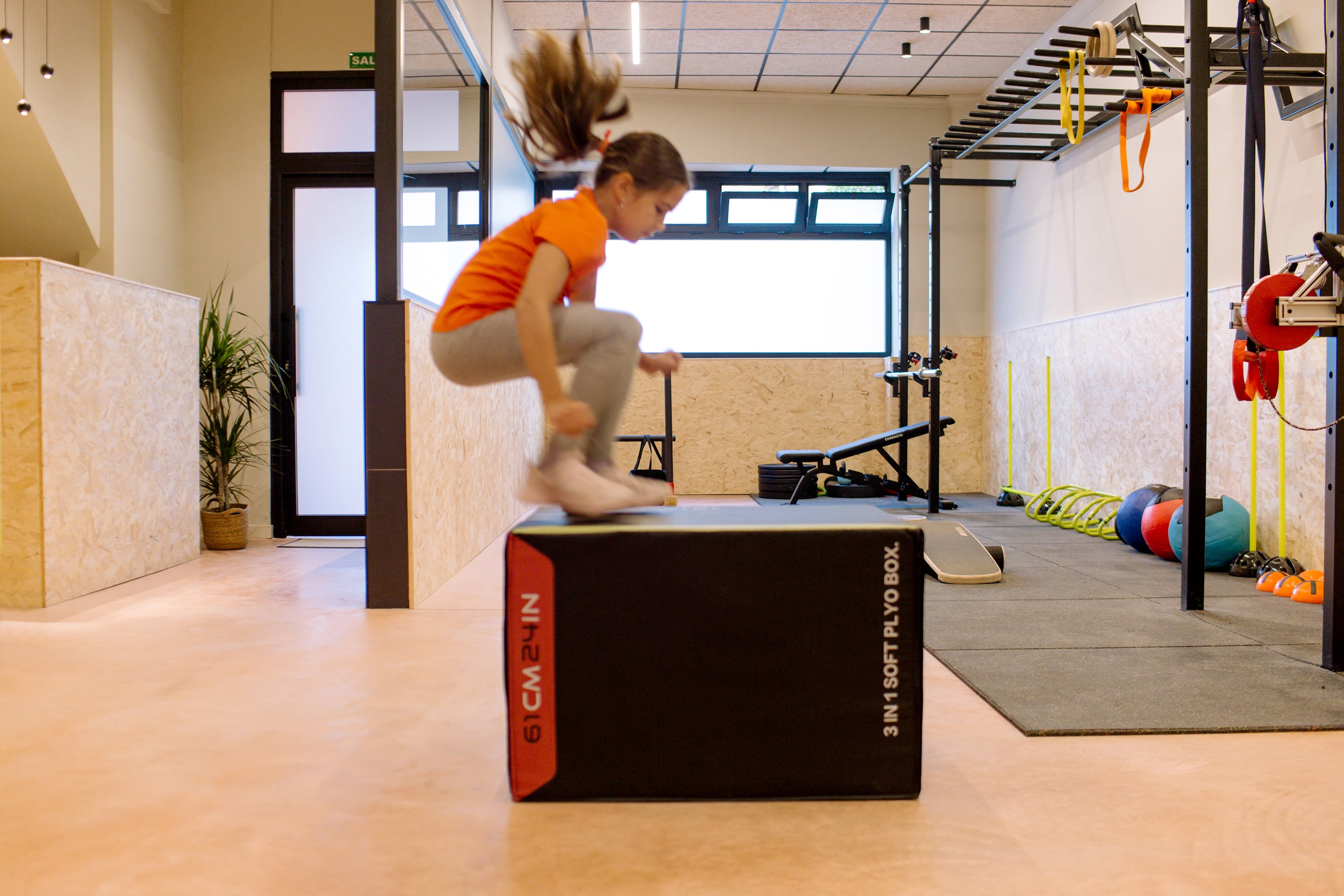 EVO Entrenament Recreatiu. Niña saltando el cajón. Interiorismo y decoración de Blanco Pimienta 