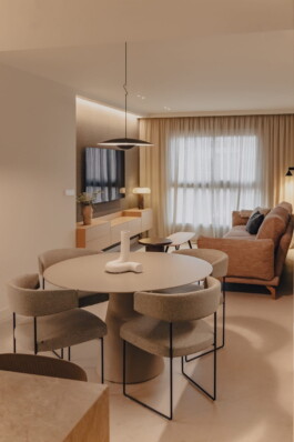 Salón vertical Polop. Proyecto de interiorismo y decoración de Blanco Pimienta 